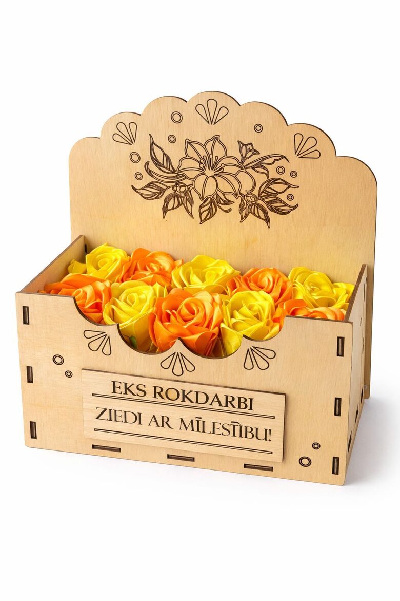 Dāvanu kaste ar dekoratīvām rozēm